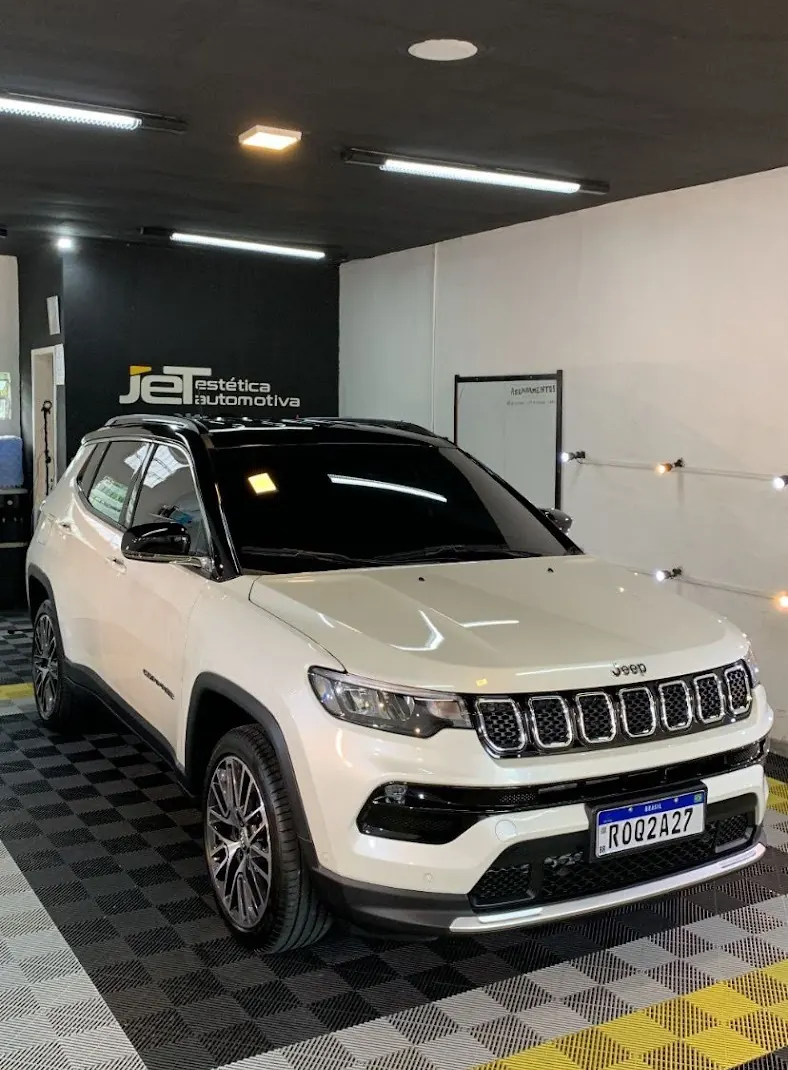 Jeep Compass branco no estúdio